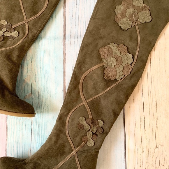 Elegant Floral Embroidered Knee-High Boots - Picture 4 of 10